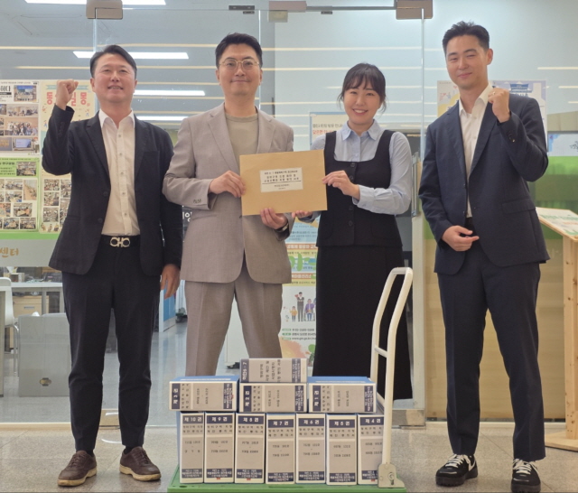 ▲ 한국토지신탁과 광명 하안주공6·7단지 통합재건축 추진준비위원회 관계자들이 기념촬영을 하고 있다. ⓒ한국토지신탁