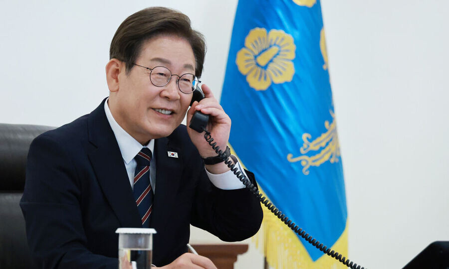 ▲ 이재명 대통령이 지난 9일 서울 용산구 대통령실 청사 집무실에서 이시바 시게루 일본 총리와 전화 통화를 위해 수화기를 들고 있다. ⓒ뉴시스