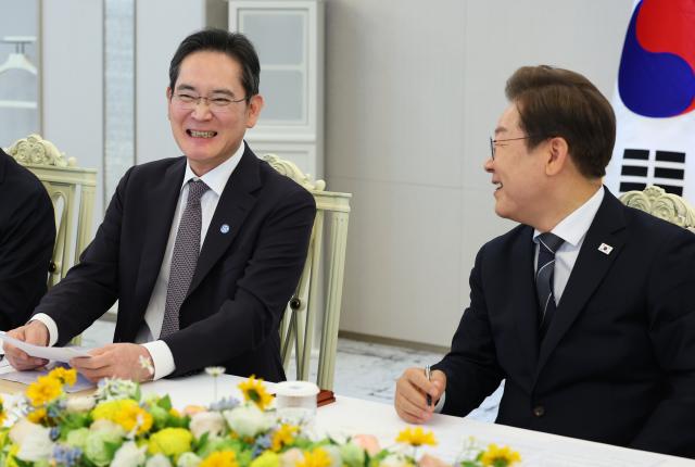 ▲ 이재명 대통령과 이재용 삼성 회장이 13일 서울 용산 대통령실에서 열린 6경제단체·기업인 간담회에서 대화 도중 웃음을 짓고 있다. /연합뉴스