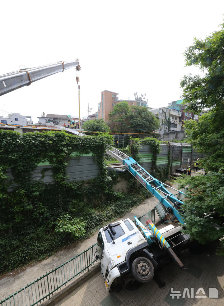 ▲ 13일 서울 서대문구 연희대우아파트 앞 경의중앙선 가좌역-신촌역 구간 선로 위로 사다리차가 넘어져있다. ⓒ뉴시스