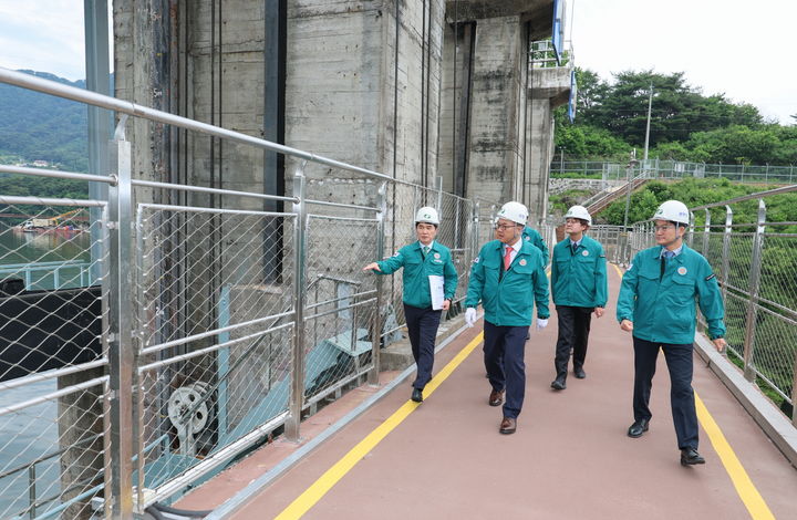 ▲ 한국수력원자력은 전날(12일) 황주호 한수원 사장이 주관한 홍수기 대응체계 점검 회의를 개최했다고 13일 밝혔다. ⓒ한국수력원자력