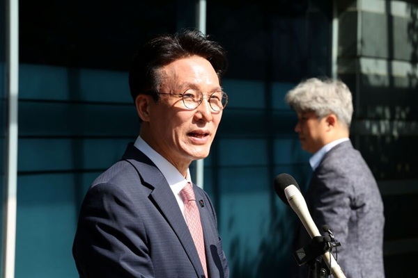 ▲ 김민석 국무총리 후보자가 지난 5일 오전 서울 종로구 금융감독원 연수원에 마련된 인사청문회 준비사무실에 첫 출근하며 전 취재진의 질문에 답하고 있다.ⓒ뉴시스
