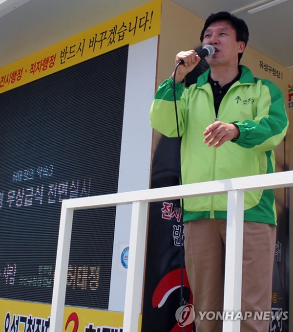 ▲ 김민석 국무총리 후보자가 전국동시지방선거 유세가 한창이던 지난 2010년 5월 26일, 대전 유성구에서 지원 유세를 펼쳤다. 당시 그는 민주당 중앙선대위 공동 선거대책본부장을 맡아 전국을 누볐다.ⓒ연합뉴스