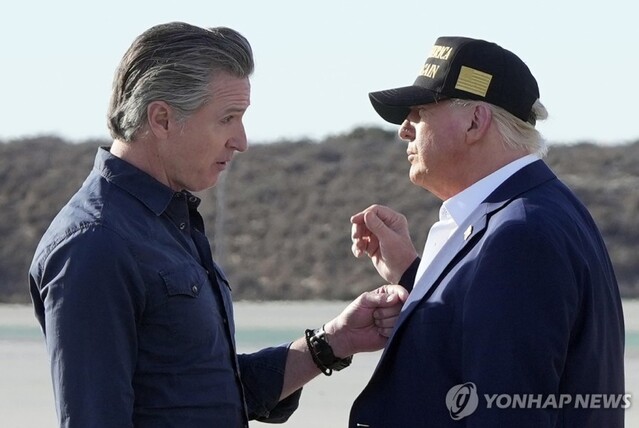 ▲ 도널드 트럼프 미국 대통령(사진 오른쪽)과 개빈 뉴섬 미국 캘리포니아 주지사. 출처=APⓒ연합뉴스