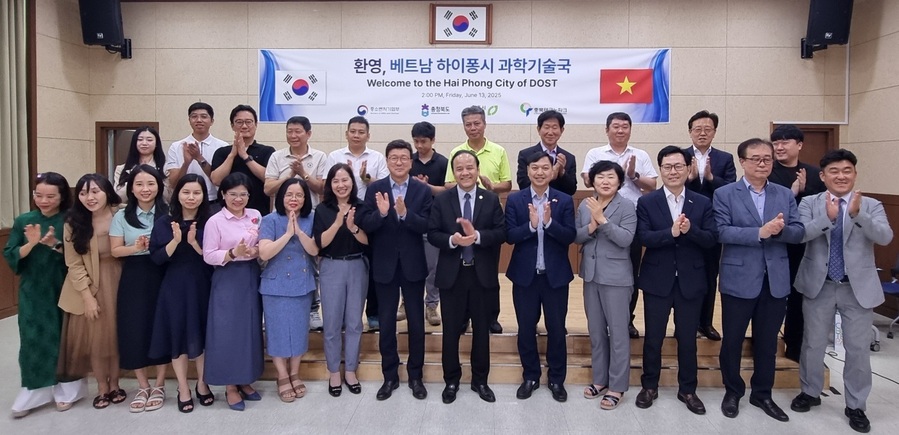 ▲ 충북 청주시(시장 이범석)와 충북테크노파크는 13일 베트남 하이퐁시 과학기술국(HP-DoST) 대표단과 산업기술육성 전략 및 기업 간 교류 활성화를 위한 세미나를 개최했다.ⓒ충북테크노파크