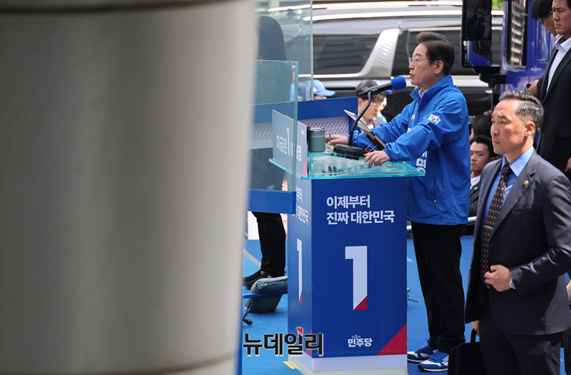 ▲ 지난 5월 19일 당시 이재명 더불어민주당 대선후보가 서울 용산역 광장에서 열린 집중유세에서 방탄유리가 설치된 연단 위에서 지지호소를 하고 있다. ⓒ정상윤 기자