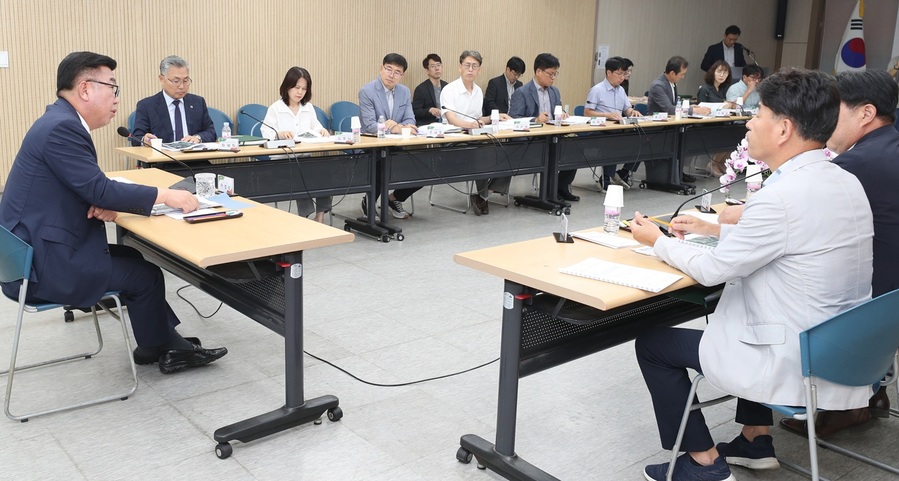 ▲ 청주시는 13일 임시청사 대회의실에서 이범석 청주시장 주재로 주요사업 추진 부서장 17명이 참석한 가운데 내년도 국비 확보 추진상황 보고회를 가졌다.ⓒ청주시