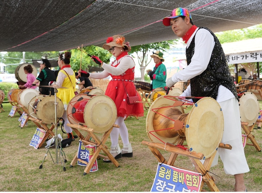 ▲ 음성군 설성공원에서 열리고 있는 ‘제26회 음성품바축제’에서 참가자들이 품바가락 배우기 체험을 하고 있다.ⓒ음성군