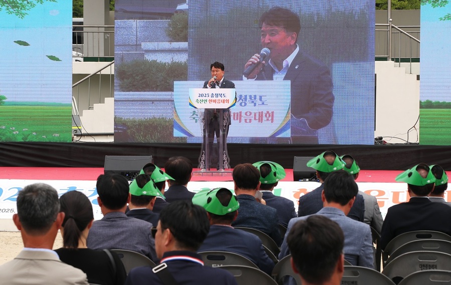 ▲ 도내 축산농가, 축협, 생산자단체, 축산 관련 업체 등 1000여 명이 참여하는 ‘2025년 충북 축산인 한마음대회’에서 김영환 충북도지사가 인사말을 하고 있다.ⓒ충북도