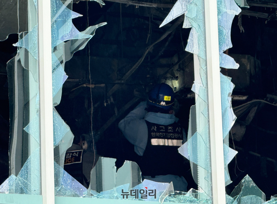 ▲ 13일 오전 10시 서울 종로구 조계사 내 불교역사문화기념관에서 한국전기안전공사 관계자가 검게 그을린 천장을 점검하며 화재 합동감식을 벌이고 있다. ⓒ정혜영 기자