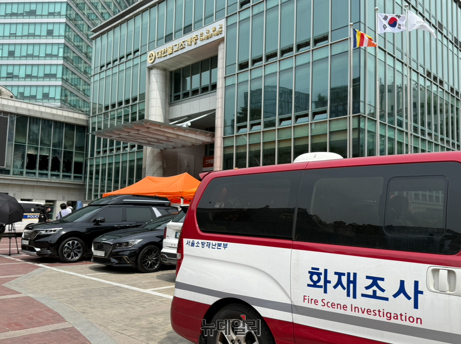 ▲ 서울 조계사 화재가 발생한 지 사흘 만인 13일 오전 조계사 내부에 소방 차량이 투입돼 있다. ⓒ정혜영 기자