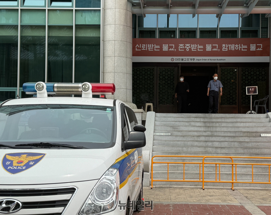 ▲ 13일 오전 서울 종로구 조계사 불교역사문화기념관에서 화재 합동감식이 진행된 가운데 관계자들이 마스크를 착용한 채 건물을 빠져나오고 있다. ⓒ정혜영 기자