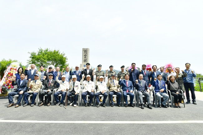 ▲ 강원도 화천군 재향군인회(회장:김덕희)가 13일 화천군 간동면 구만리 파로호 기념비에서 '제74주년 파로호 대첩 기념행사'를 개최했다. 이날 행사에는 최문순 군수, 한기호 국회의원, 류희상 군의장, 박대현 도의원, 박후성 2군단장을 비롯한 지역 부대장, 참전용사, 보훈단체장 등이 참석했다.ⓒ화천군