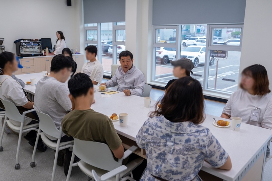 ▲ 증평군학교밖청소년지원센터가 13일 인삼문화센터에서 마련한 학교 밖 청소년 및 졸업생들의 대화에서 이재영 군수가 청소년들의 이야기를 듣고 있다.ⓒ증평군