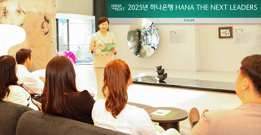 ▲ 이은정 하나은행 하나더넥스트본부장이 지난 12일 오후 서울 강남구 삼성동에 위치한 Place1에서 참석자들을 대상으로 '하나더넥스트 LEADERS' 프로그램 안내를 하고 있다. ⓒ하나은행