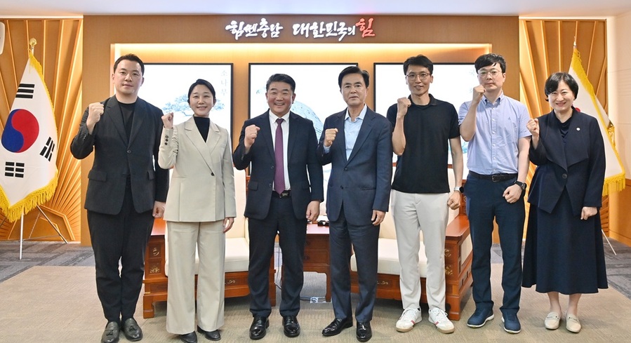 ▲ 김태흠 지사와 지앤티 손일수 대표가 양측 관계자와 파이팅을 하고 있다.ⓒ충남도