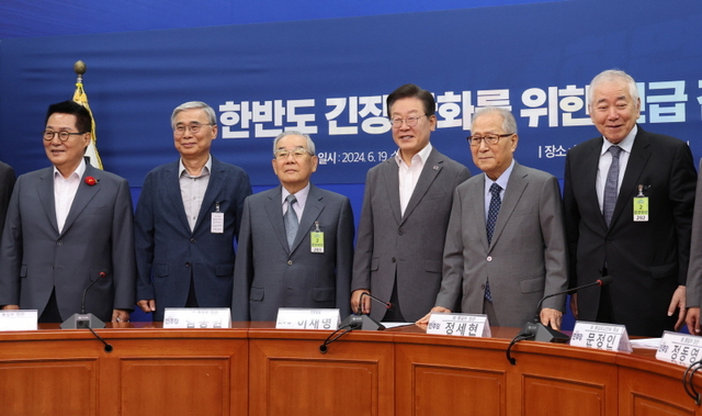 ▲ 2024년 6월 19일 당시 더불어민주당 대표였던 이재명 대통령이 서울 여의도 국회에서 열린 한반도 긴장 완화를 위한 긴급 간담회에서 임동원 전 통일부 장관 등 '6인회' 인사들과 기념촬영하고 있다. 왼쪽부터 박지원 전 국가정보원장, 이종석·임동원 전 통일부 장관, 이재명 당시 더불어민주당 대표, 정세현 전 통일부 장관, 문정인 전 외교안보특보. ⓒ뉴시스
