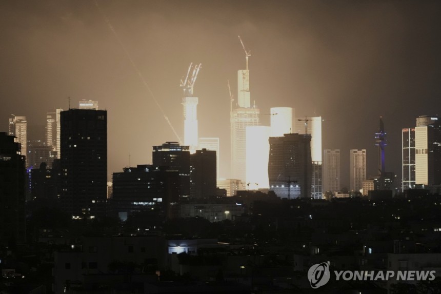 ▲ 이란이 발사한 미사일이 14일(현지시간) 텔아비브에서 폭발하면서 발생한 섬광.ⓒ연합뉴스