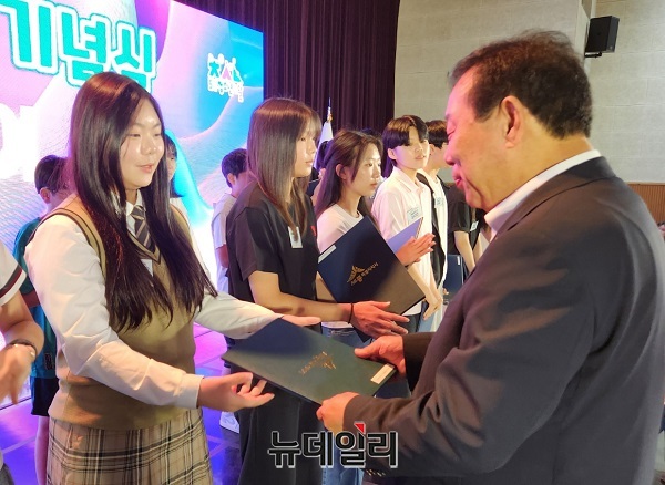 ▲ 최민호 세종시장이 14일 도담동 복합커뮤니티센터 대강당에서 열린 ‘제1회 청소년의 날 기념식 및 청소년 꿈빛거리 개념행사’에서 아름고등학교 1학년 이은정 학생을 비롯한 33명의 청소년에게 모범적인 활동과 선행에 대한 표창을 수여하고 있다.ⓒ이길표 기자
