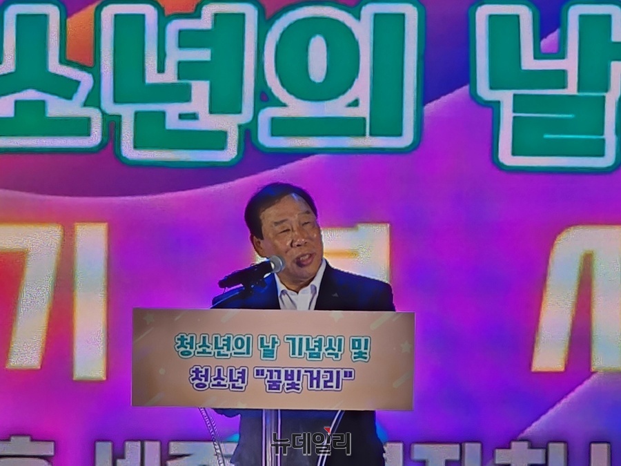 ▲ 최민호 세종시장이 14일 도담동 복합커뮤니티센터 대강당에서 열린 ‘제1회 청소년의 날 기념식 및 청소년 꿈빛거리 개념행사’에서 기념사를 하고 있다.ⓒ이길표 기자