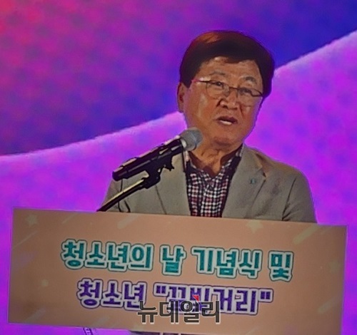▲ 최교진 세종교육감이 14일 도담동 복합커뮤니티센터 대강당에서 열린 ‘제1회 청소년의 날 기념식 및 청소년 꿈빛거리 개념행사’에서 축사를 하고 있다.ⓒ이길표 기자