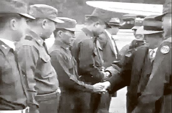 ▲ 이승만 대통령과 박정희 장군의 악수. 1955년 11월 이승만이 3군사령부의 군사훈련을 참관하였을때 면담 격려한 군군장성들, 박정희는 제5사단장이었다.