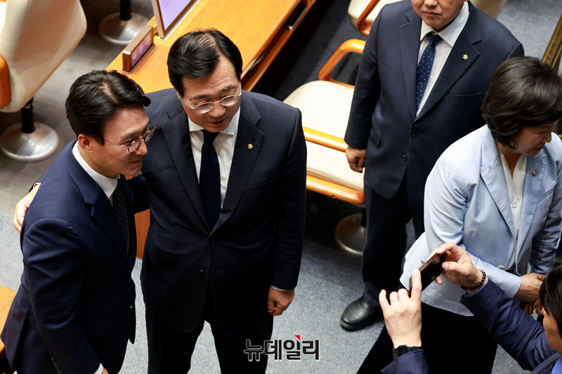 ▲ 국무총리 후보자인 김민석 더불어민주당 의원이 5일 국회에서 열린 본회의에서 같은 당 의원들과 기념촬영을 하고 있다. ⓒ이종현 기자