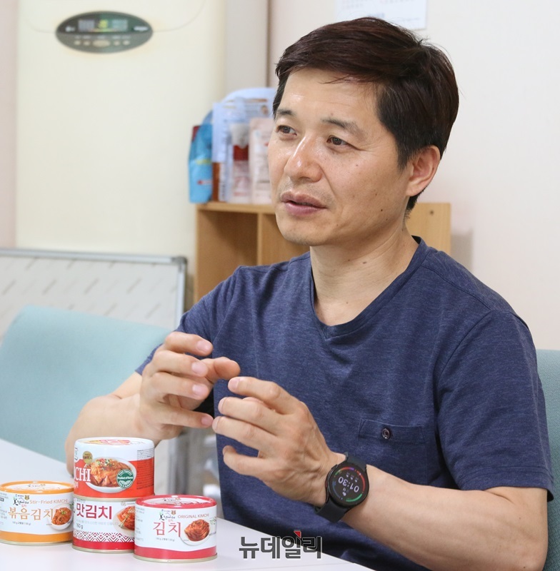 ▲ 김주옥 ㈜시즈너 이사가 못난이캔김치 제조과정 및 수출 준비 과정을 설명하고 있다.ⓒ이길표 기자