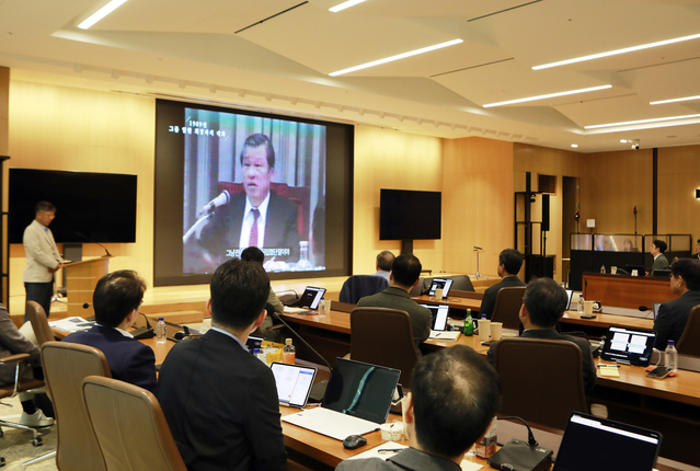 ▲ 2025 SK 경영전략회의에 참여한 SK 경영진이 최종현 선대회장의 육성을 들으며 SKMS 철학과 정신을 되새기고 있다.ⓒSK