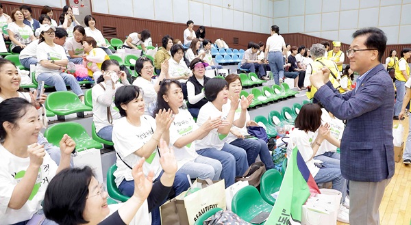 ▲ 조원휘 의장이 배재대에서 열린 ‘2025년 장기요양인 대회’에 참석해 “현장에서 헌신하는 요양 종사자들께 깊이 감사드렸다.ⓒ대전시의회