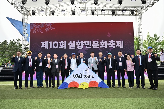 ▲ 속초시와 속초문화관광재단이 공동 주최한 '제10회 실향민문화축제'가 성황리에 막을 내렸다. 이번 축제에는 7만 2000여 명의 방문객이 모여 10주년을 맞은 실향민문화축제의 발자취를 돌아보고 평화의 미래를 함께 그리며 행사에 의미를 더했다.ⓒ속초시