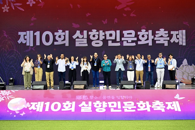▲ 15일 도미니카공화국의 공원관리 정책 결정자들로 구성된 고위공무원단이 실향민문화축제를 체험하며 친환경 축제 모델을 견학했다.ⓒ속초시