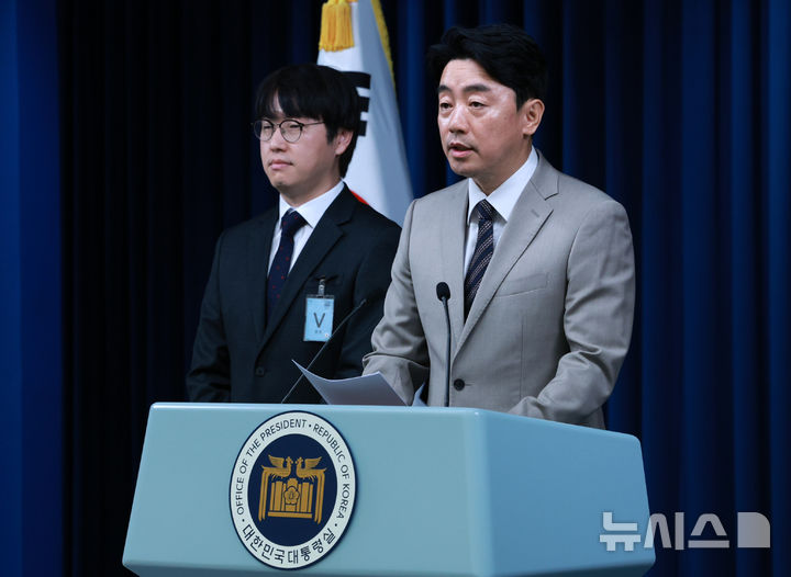 ▲ 강훈식 대통령실 비서실장이 15일 서울 용산구 대통령실 브리핑룸에서 인선 발표 관련 브리핑을 하고 있다. 왼쪽은 하정우 AI미래기획수석. ⓒ뉴시스