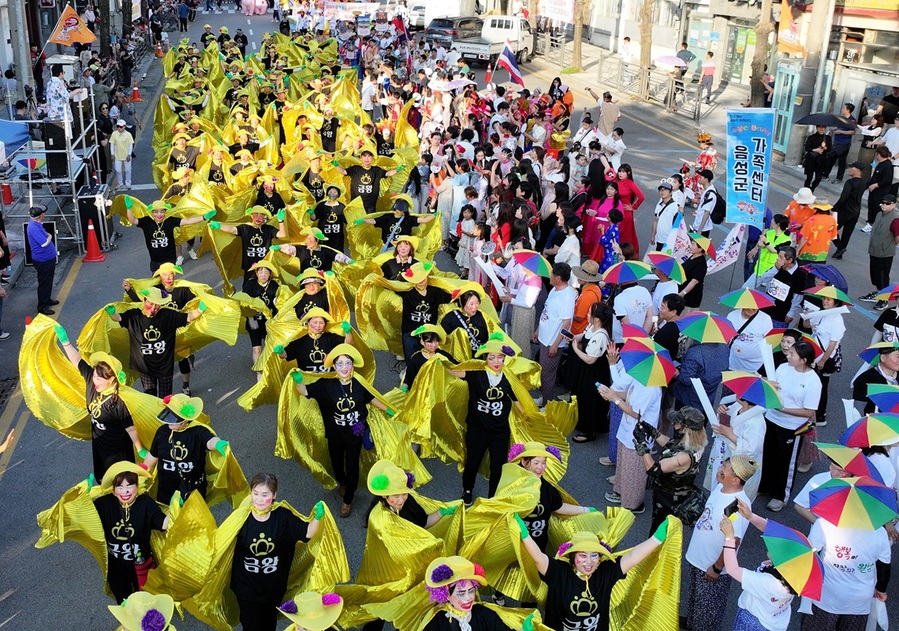 ▲ 음성품바축제 다섯째 날인 15일 2000여 명이 참여한 전국 품바 길놀이 퍼레이드가 펼쳐지고 있다.ⓒ음성군