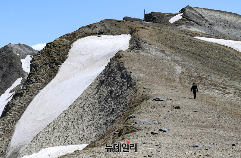 ▲ 지난 12일 중국 지린성 연변 조선족 자치주 백두산 서파에서 바라본 남파ⓒ 이종현 기자