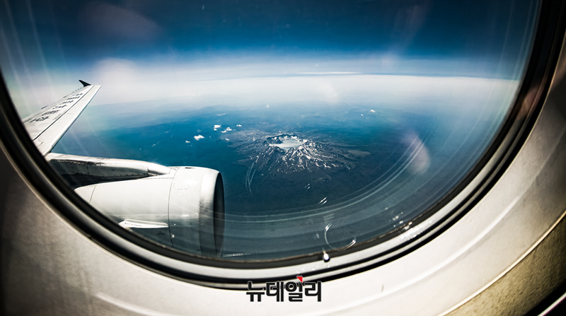 ▲ 지난 13일 중국 연길공항에서 이륙한 비행기 안에서 바라본 백두산 천지 모습.ⓒ 이종현 기자