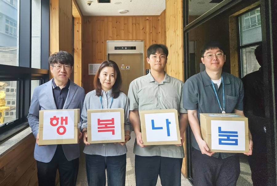 ▲ 달성군(군수 최재훈)은 관내 취약계층 가구에 간편조리세트를 전달하고, 안부를 확인하는 ‘행복나눔, 안부묻기’ 사업을 실시했다. 사진은 후원물품을 들고 있는 달성군청 직원들.ⓒ달성군