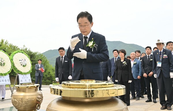 ▲ 임종식 경북교육감이 지난 14일 국립영천호국원에서 열린 6·25 전쟁 73주년전몰 학도의용군 추념식에 분향하고 있다.ⓒ경북교육청