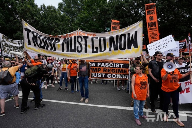 ▲ 미국 워싱턴 D.C.에서 열린 '노 킹스' 시위. 250614 AP/뉴시스. ⓒ뉴시스