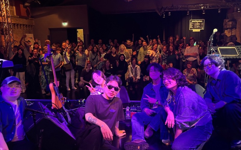 ▲ 지난 13일(현지시간) 재즈 밴드 용리와 돌아온 탕자들이 독일 베를린 마쉬넨하우스에서 열린 '코리아 인 포커스 CJ: 용리 앤드 더 돌탕' 공연을 마친 후 기념사진을 촬영하고 있다.ⓒCJ문화재단