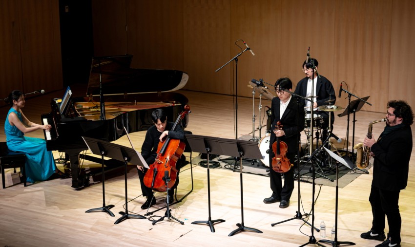 ▲ 지난 4월 18일 피아니스트 겸 작곡가 정지수가 주뉴욕한국문화원 극장에서 '영 코리안 아티스트 시리즈: 정지수 & 바로크 인 블루' 공연을 선보이고 있다.ⓒCJ문화재단