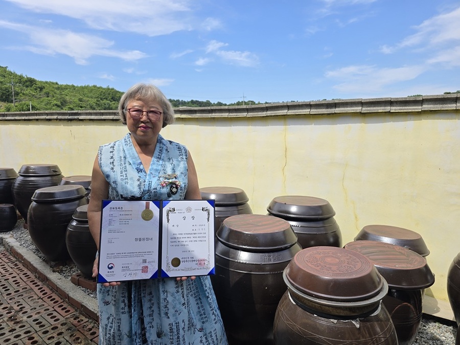 ▲ 대한민국장류발효대전에서 간장 부문 대상을 수상한 송영옥씨가 상장을 들고 있다.ⓒ증평군
