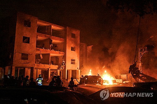 ▲ 이스라엘 하이파 지역 한 건물이 이란군 공습으로 불타고 있다. ⓒ연합뉴스