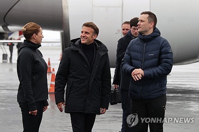 ▲ 에마뉘엘 마크롱 프랑스 대통령(중앙)이 그린란드 수도 누크에 도착해 메테 프레데릭센 덴마크 총리(좌), 옌스 프레데리크 니엘센 그린란드 총리와 인사하고 있다. 250615 AFP=연합뉴스. ⓒ연합뉴스