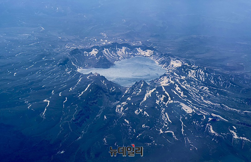 ▲ 13일 중국 연변조선족자치구 상공에서 촬영된 백두산 천지 모습 ⓒ 이종현 기자