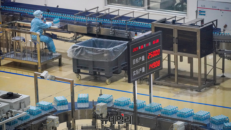 ▲ 12일 중국 연변조선족자치구 이도백하진에 위치한 농심 백산수 공장 내부모습ⓒ 이종현 기자