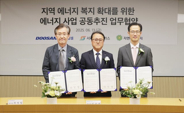 ▲ 이승준 두산퓨얼셀 본부장(가운데)이 김준석 서라벌도시가스 대표(오른쪽), 최병철 지엔씨에너지 본부장과 업무협약을 맺고 기념 촬영을 하고 있다. ⓒ두산퓨얼셀