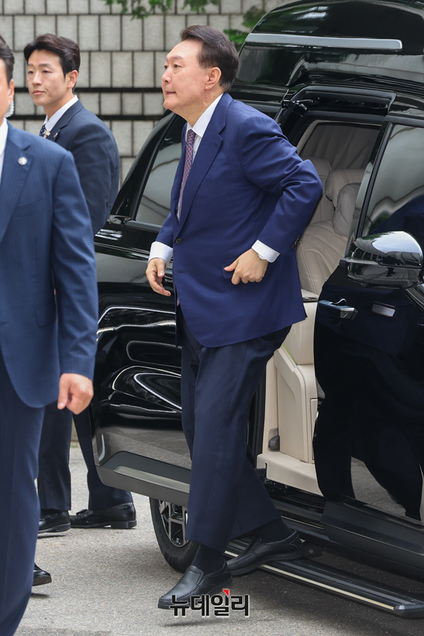 ▲ 윤석열 전 대통령이 16일 오전 서울 서초구 서울중앙지방법원에서 열린 내란 우두머리 혐의·직권남용 권리행사 방해 혐의 사건 7차 공판에 출석하고 있다. (사진=공동취재단)