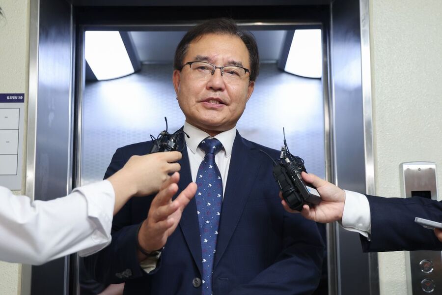 ▲ 이명현 특별검사가 16일 서울 서초구 사무실에서 취재진 질문에 답변하고 있다. ⓒ연합뉴스