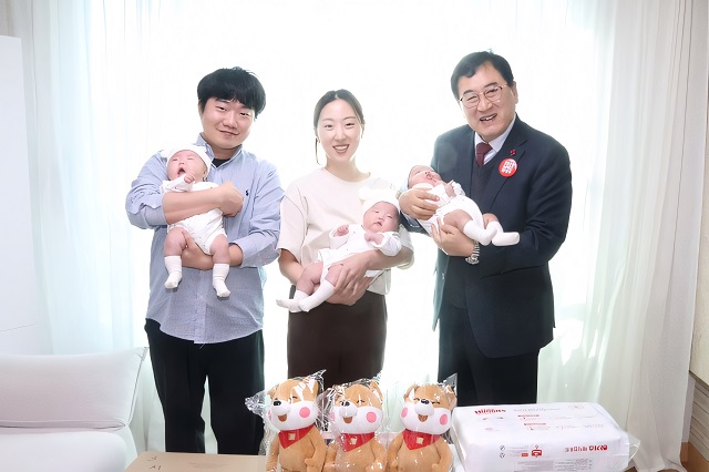 ▲ 세쌍둥이 가정을 방문해 출산을 축하하고 부모를 격려하는 주낙영 경주시장.ⓒ경주시